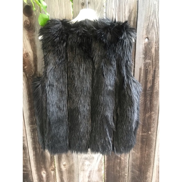 ✨Steal Her Style✨ TopShop Black Faux Fur Vest, size 6 - Picture 4 of 16